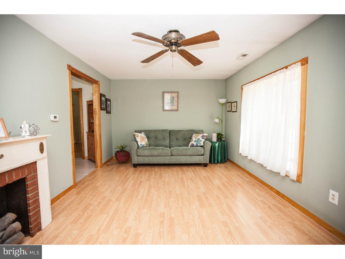 1172 South Beecham Road Williamstown, NJ 08094 - Photo 4 of 21 Living Room
