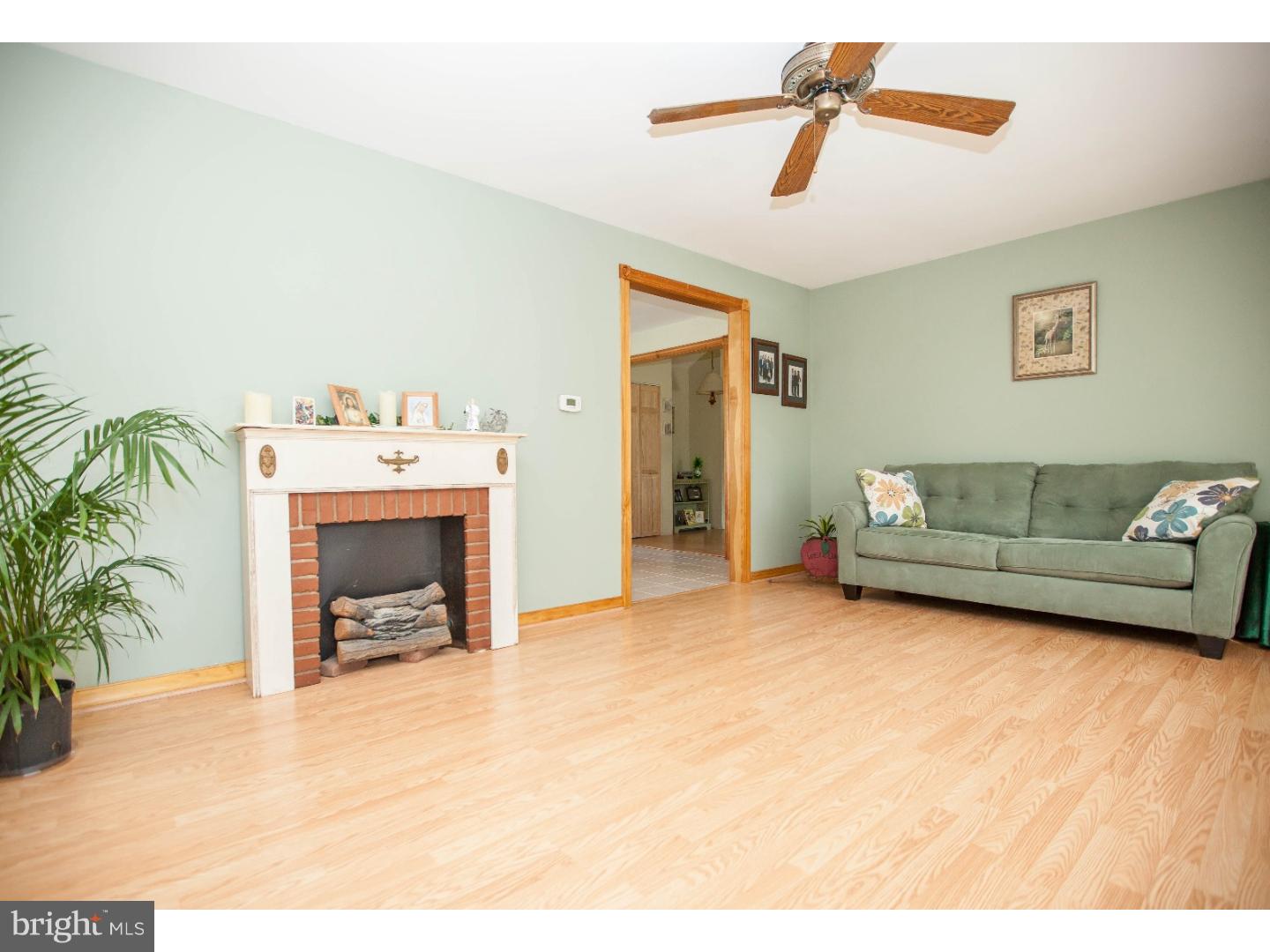 1172 South Beecham Road Williamstown, NJ 08094 - Photo 5 of 21 Living Room