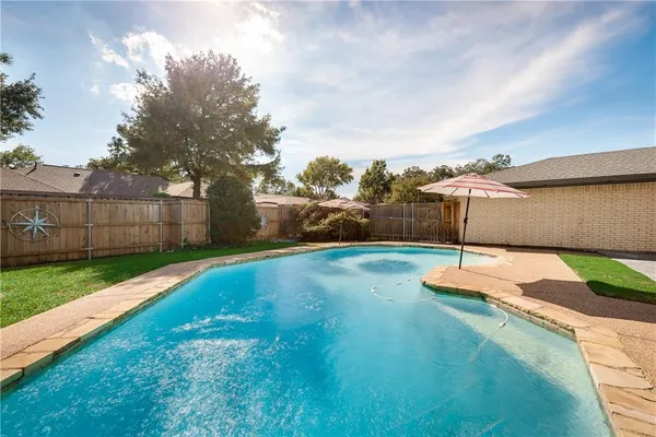 a view of a backyard