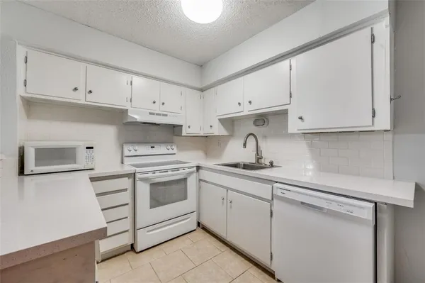 $1,750 | 5323 Fleetwood Oaks Avenue, Unit 156, Dallas, TX 75235