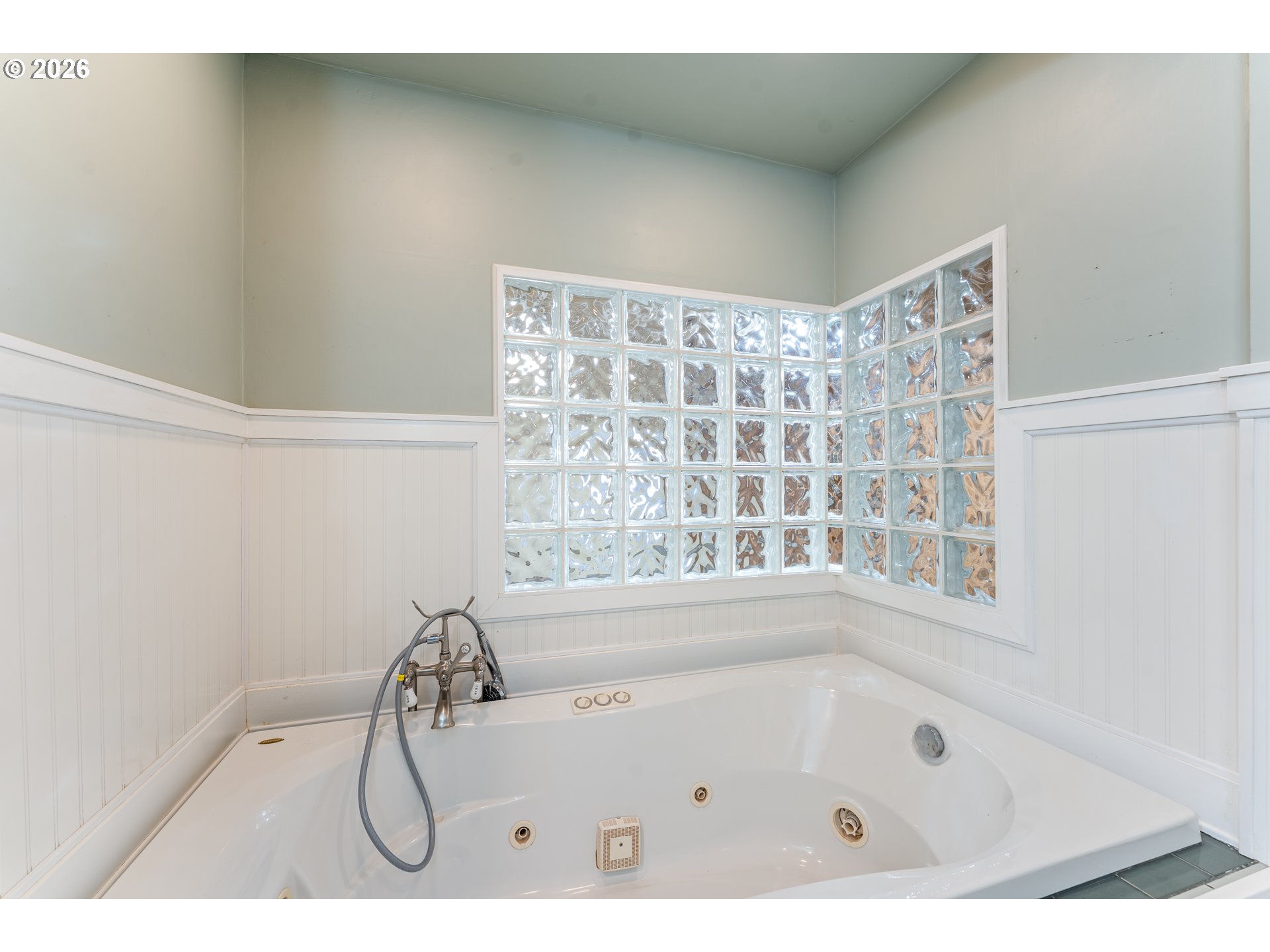 624 South 12th Street St. Helens, OR 97051 - Photo 27 of 45 a bathroom with a bath tub and a shower