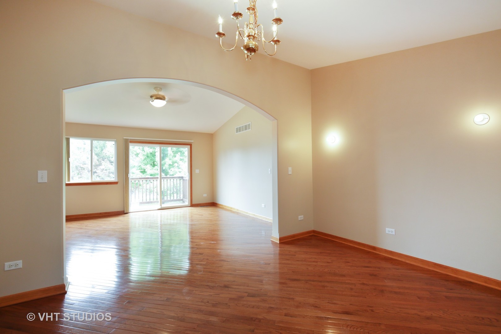 113 Samuel Court Streamwood, IL 60107 - Photo 4 of 10