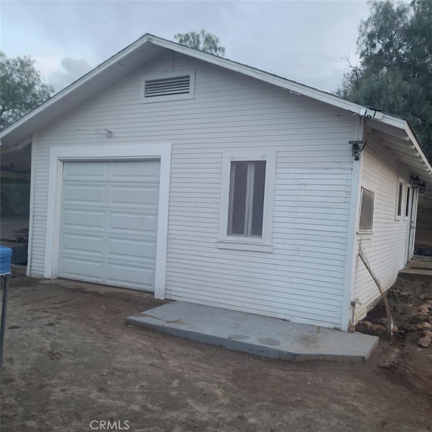 10560 Robinson Avenue Riverside, CA 92505 - Photo 4 of 11 Detached garage.