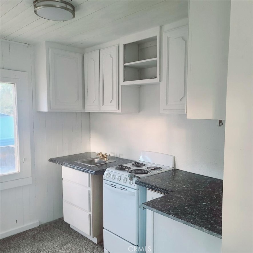 10560 Robinson Avenue Riverside, CA 92505 - Photo 5 of 11 Studio kitchenette.