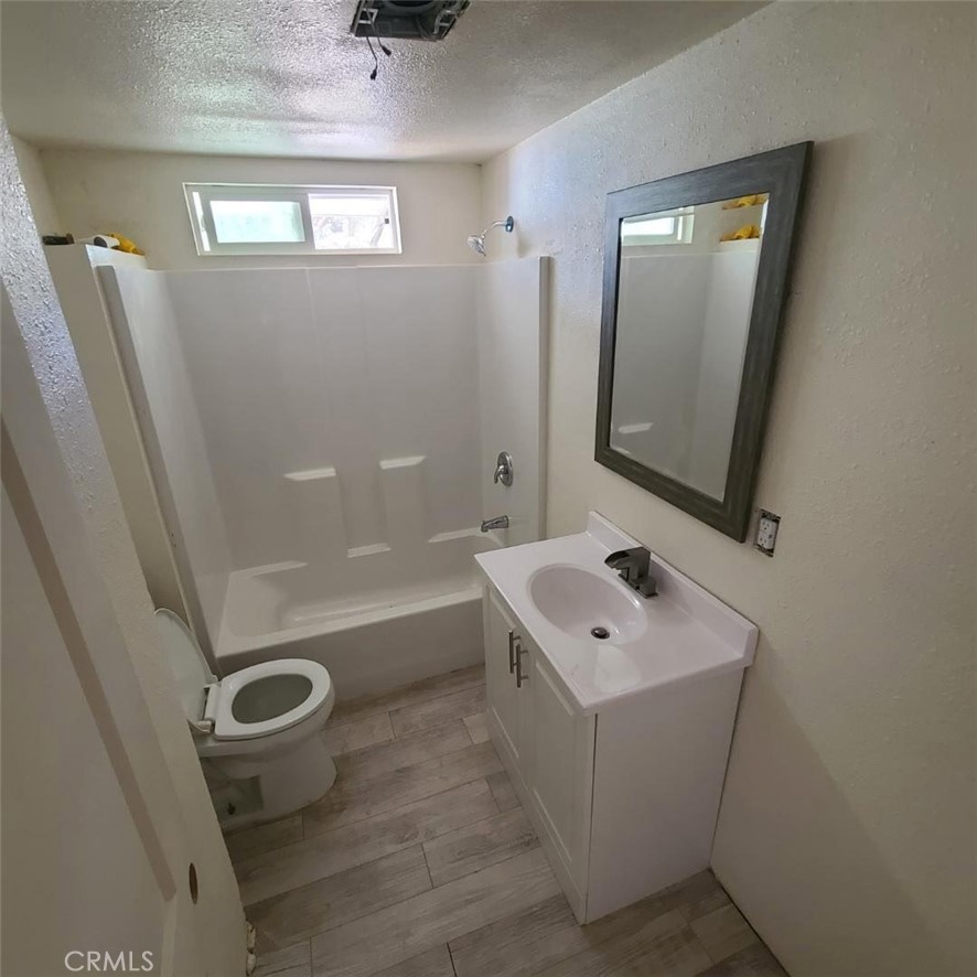 10560 Robinson Avenue Riverside, CA 92505 - Photo 7 of 11 Main house bathroom.