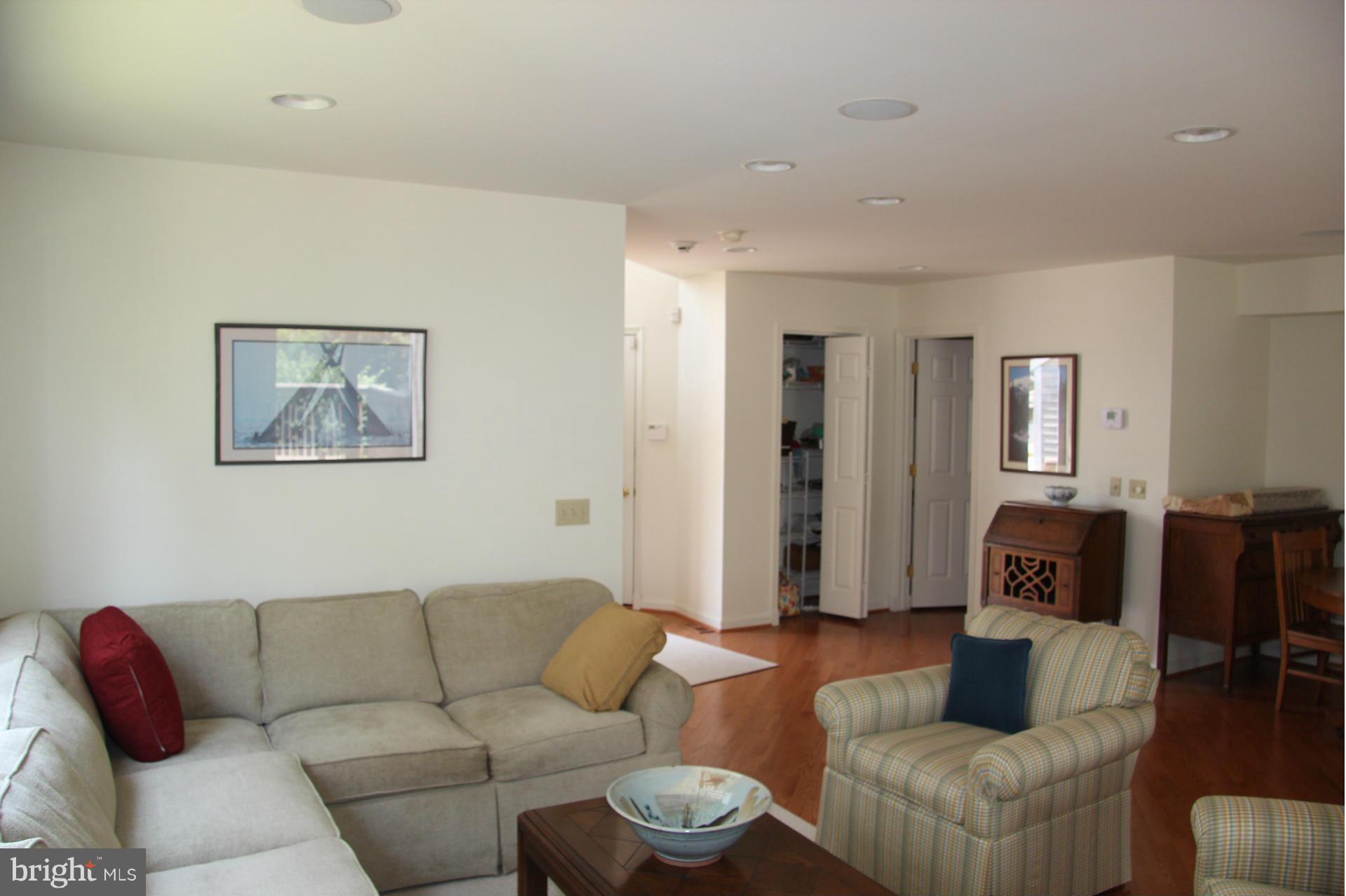 1006 Blackwell Road Annapolis, MD 21403 - Photo 7 of 30 Living Room