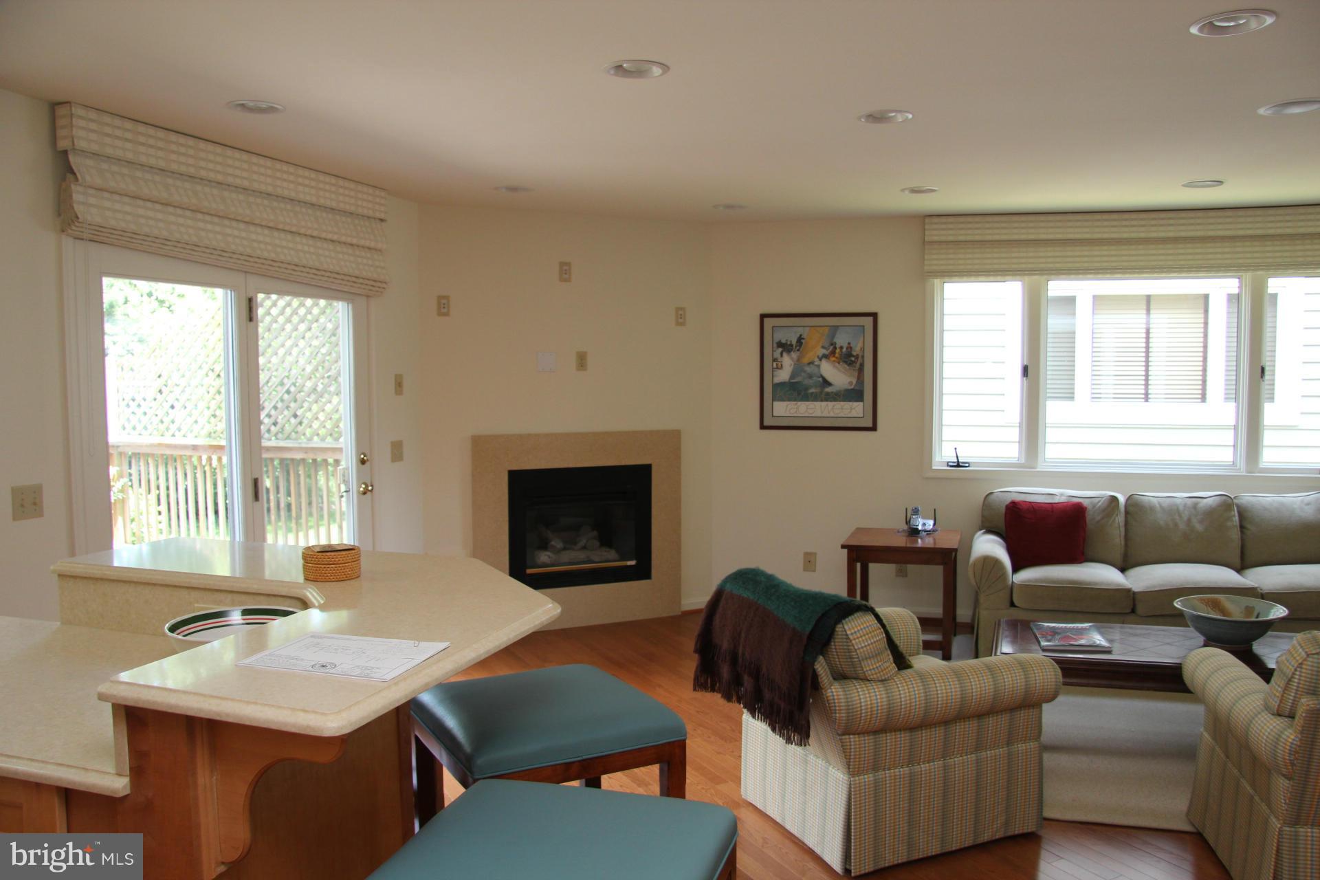 1006 Blackwell Road Annapolis, MD 21403 - Photo 8 of 30 Living Room