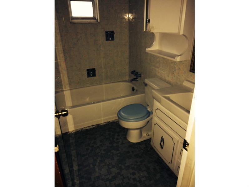 1516 Greentree Road Pittsburgh, PA 15220 - Photo 5 of 10 Full Bath. Bathroom