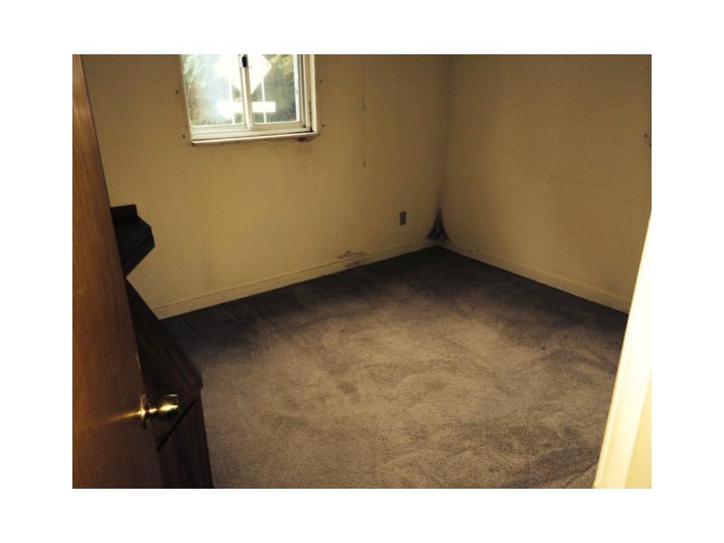 1516 Greentree Road Pittsburgh, PA 15220 - Photo 6 of 10 Bedroom. Bedroom 1, along with a large desk that can also be used as office space.