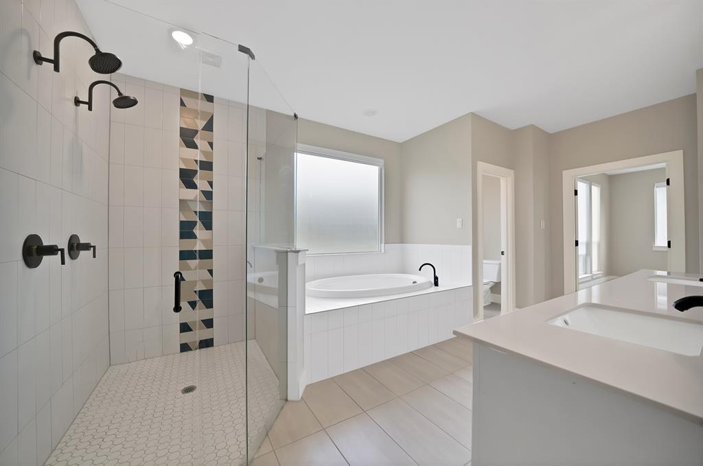 2223 Providence Way Nevada, TX 75173 - Photo 33 of 40 a bathroom with a tub shower and mirror