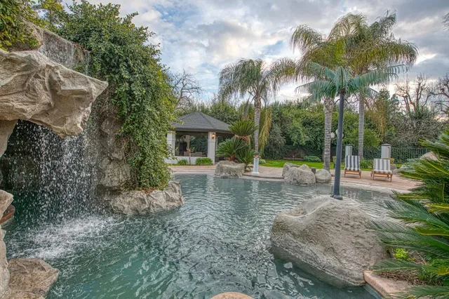 $1,900,000 | 4266 North College Avenue, Fresno, CA 93704