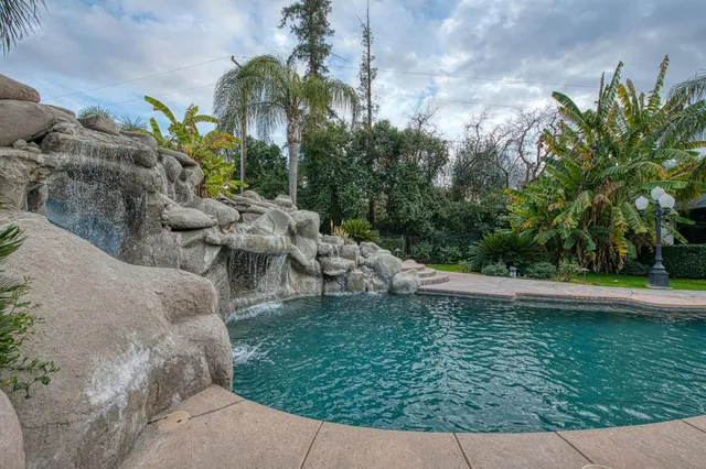 $1,900,000 | 4266 North College Avenue, Fresno, CA 93704