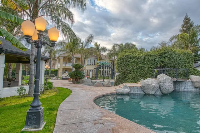 $1,900,000 | 4266 North College Avenue, Fresno, CA 93704