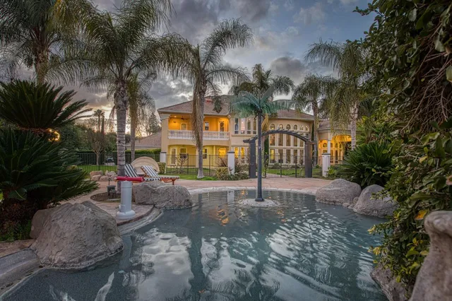 $1,900,000 | 4266 North College Avenue, Fresno, CA 93704