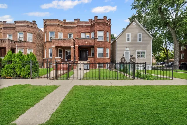 $2,200 | 4704 West Monroe Street, Unit 1, Chicago, IL 60644