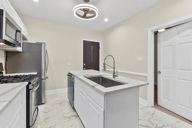 $2,200 | 4704 West Monroe Street, Unit 1, Chicago, IL 60644