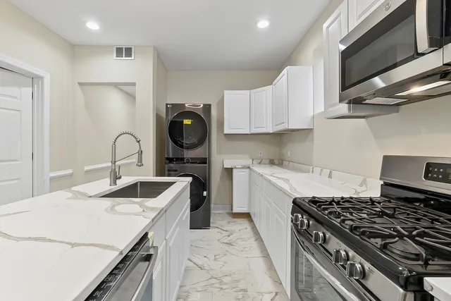 $2,200 | 4704 West Monroe Street, Unit 1, Chicago, IL 60644