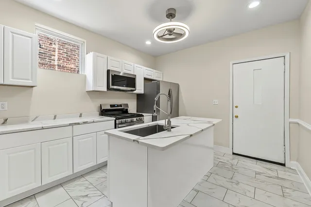 $2,200 | 4704 West Monroe Street, Unit 1, Chicago, IL 60644