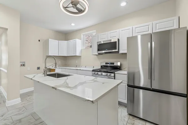 $2,200 | 4704 West Monroe Street, Unit 1, Chicago, IL 60644