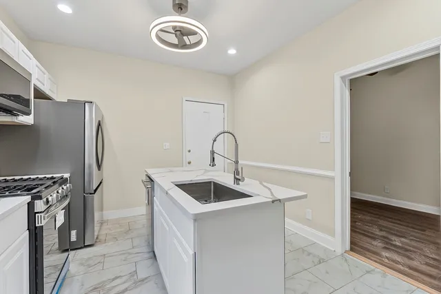 $2,200 | 4704 West Monroe Street, Unit 1, Chicago, IL 60644