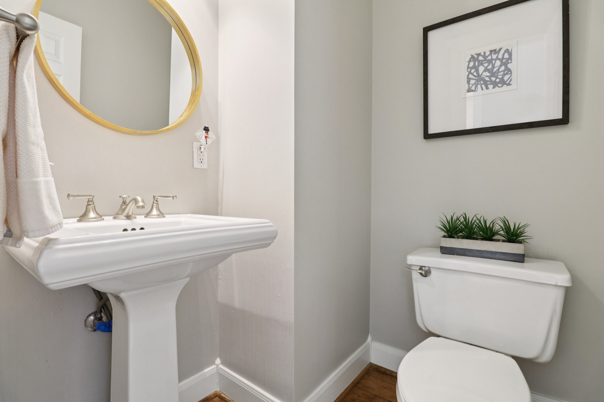 1342 Allston Street Houston, TX 77008 - Photo 16 of 39 Convenient first-floor powder bath for guests.