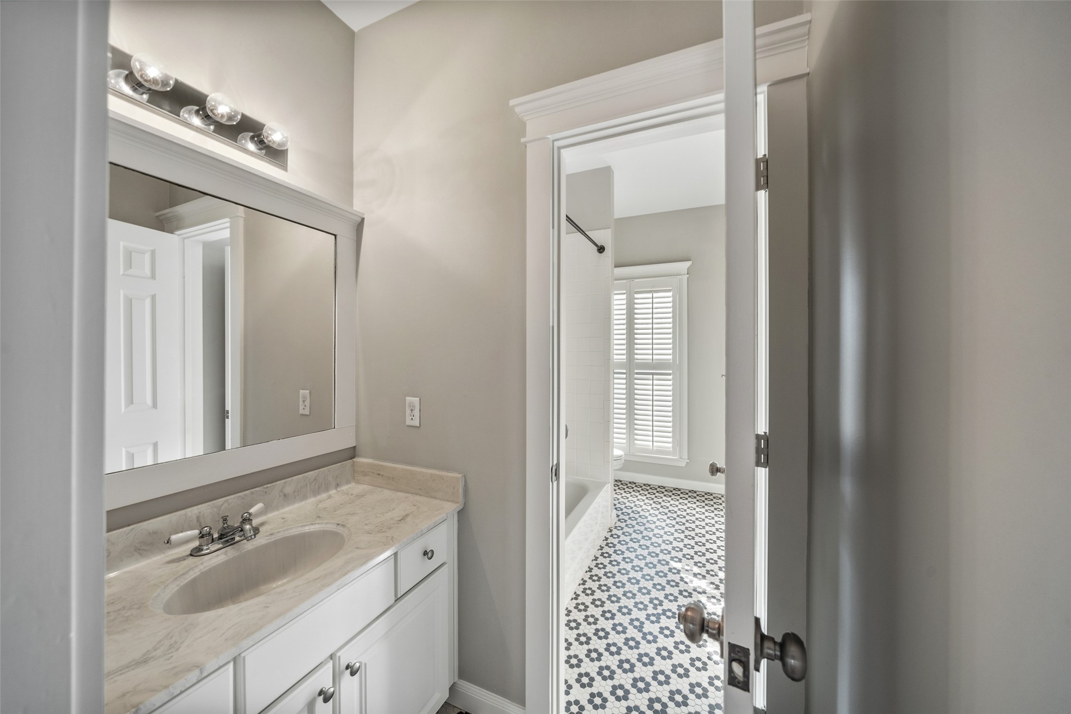 1342 Allston Street Houston, TX 77008 - Photo 26 of 39 Dual-access bath with private vanity area.