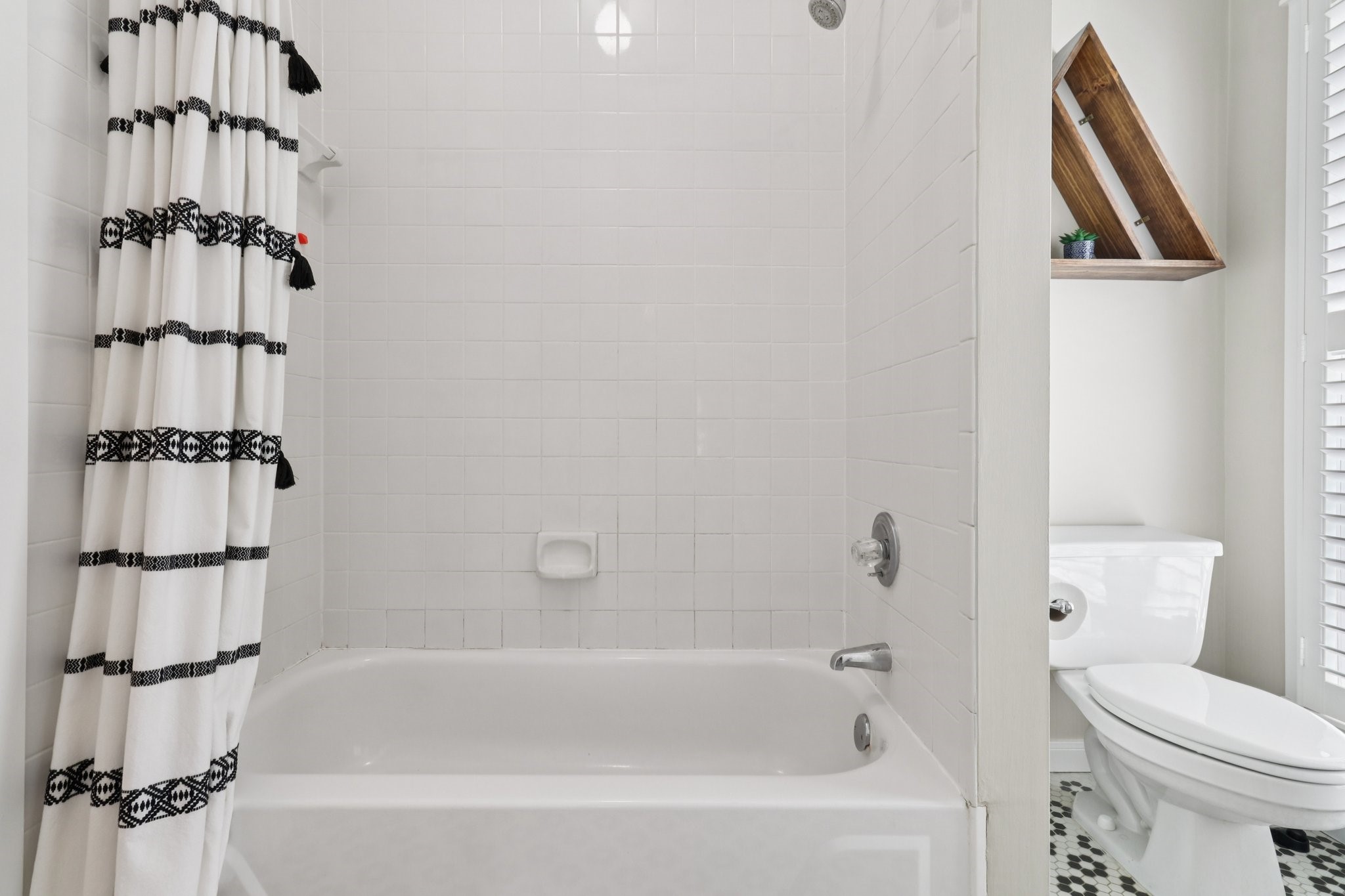 1342 Allston Street Houston, TX 77008 - Photo 27 of 39 Central bathing area with classic tile surround and tiled flooring.