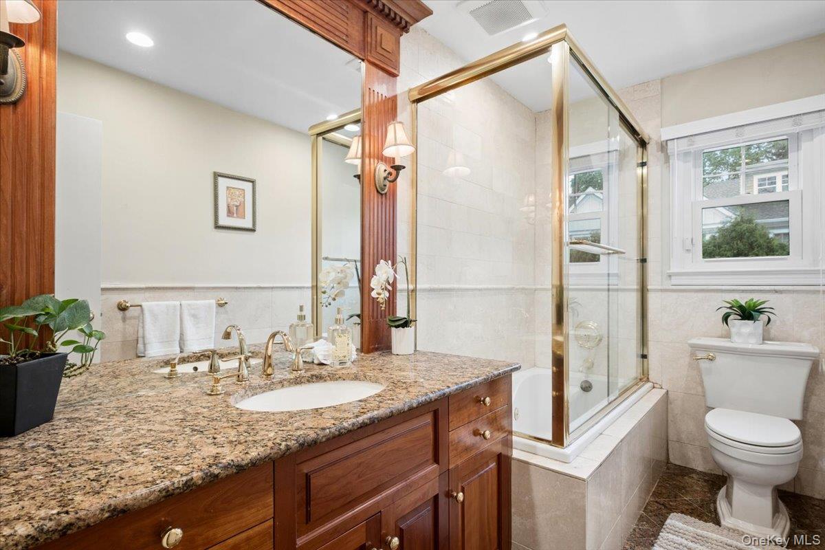 30 Stonehouse Road Scarsdale, NY 10583 - Photo 15 of 24 Hall bathroom