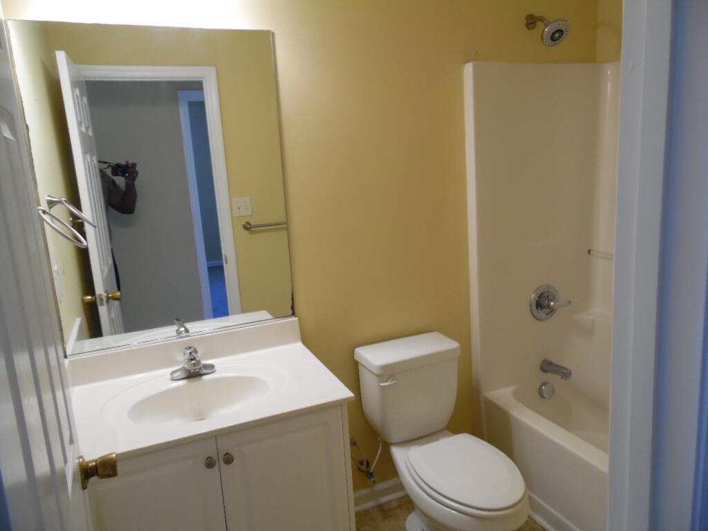 1120 Hunters Cove Evans, GA 30809 - Photo 17 of 34 Upstairs hall bathroom