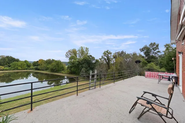 a black and white photo of a living room