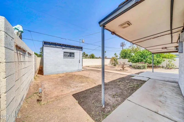 a view of a backyard