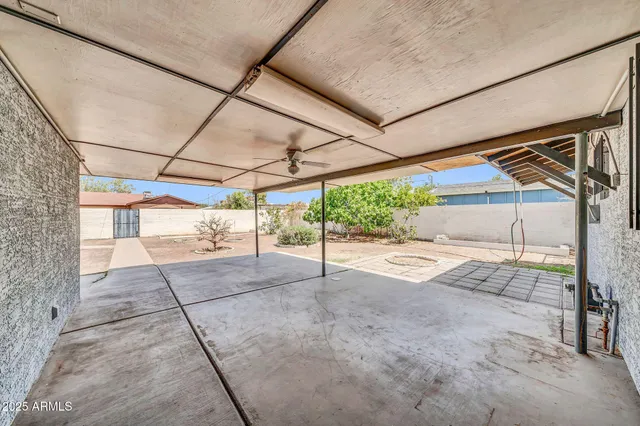 a view of a backyard