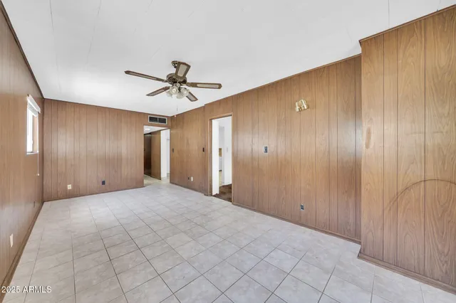 a view of a livingroom with a ceiling fan