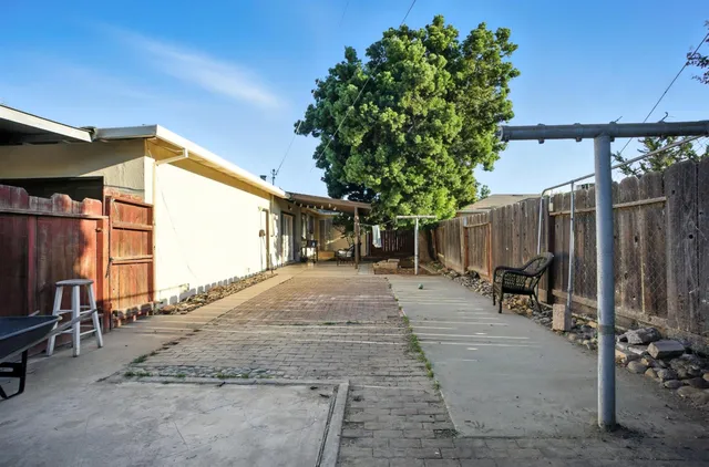 a view of a back yard of the house
