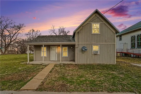 $51,800 | 205 East 2nd Street, Winston, MO 64689