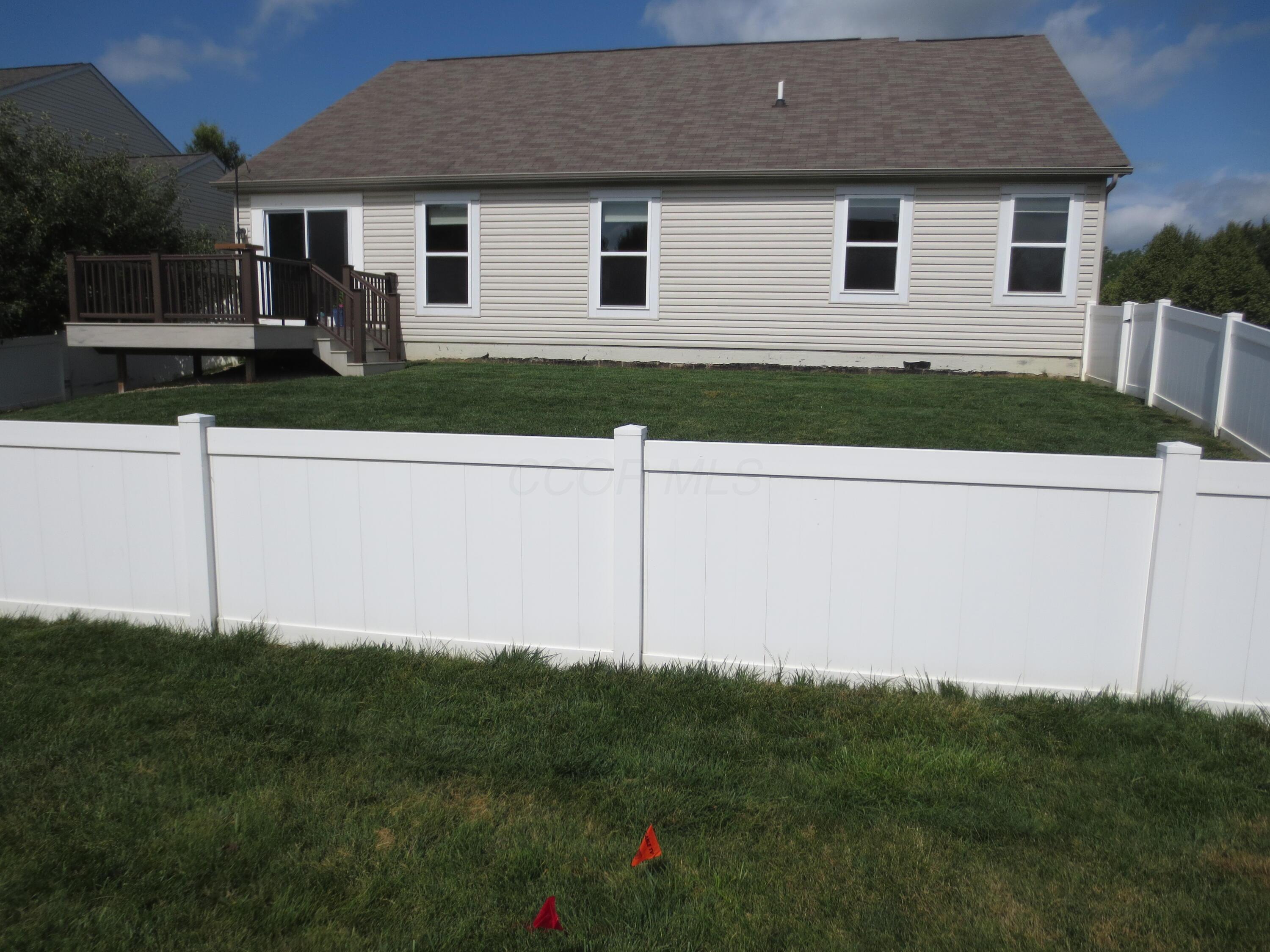101 Merriston Circle Delaware, OH 43015 - Photo 31 of 34 Vivyl fened yard