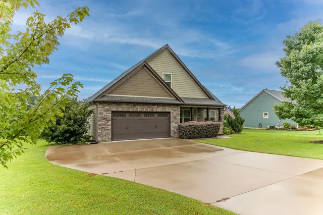 $460,000 | 60 West Lakeview Drive, Duncan, SC 29334