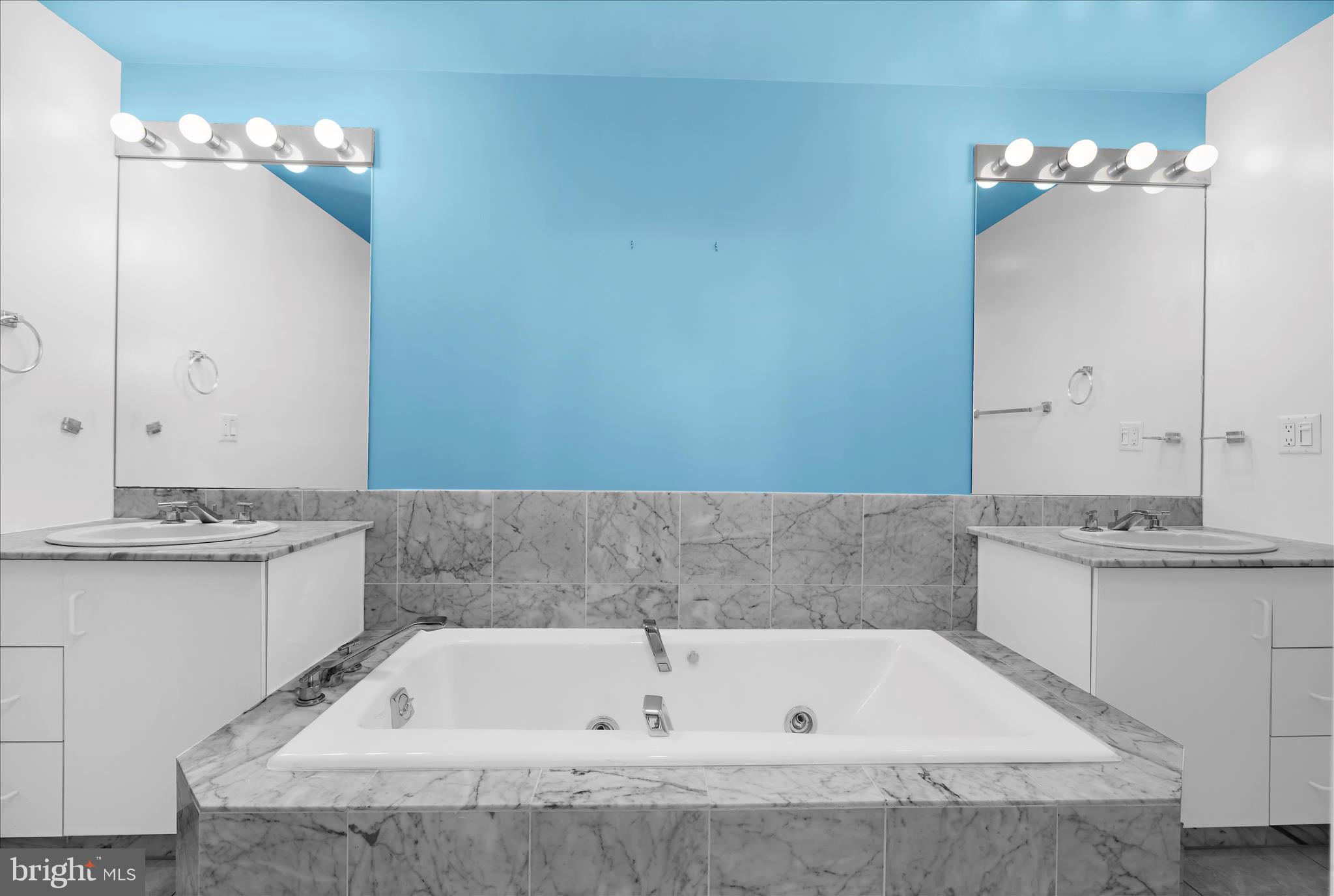 930 Astern Way, Unit 512 Annapolis, MD 21401 - Photo 28 of 58 a bathroom with a granite countertop bathtub and sink