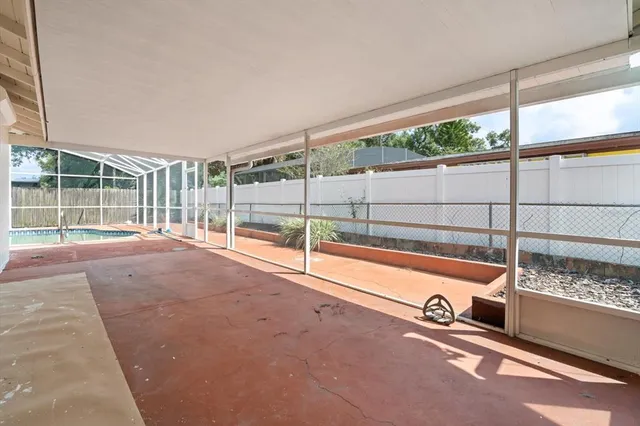 a view of a backyard