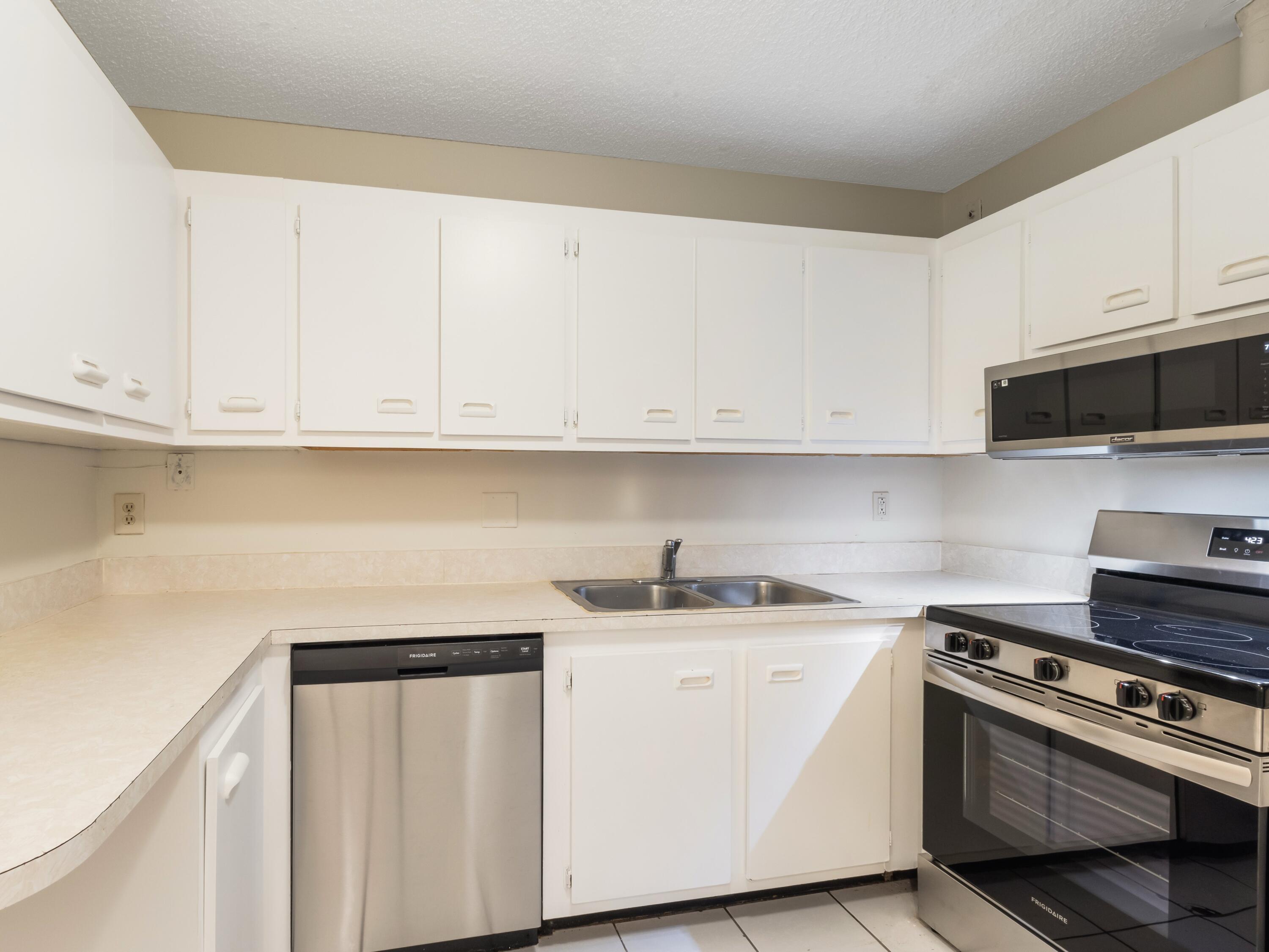 4806 Cherry Road West Palm Beach, FL 33417 - Photo 15 of 28 Kitchen