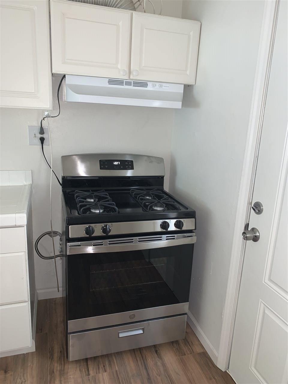 124 West 8th Street, Unit B Tracy, CA 95376 - Photo 9 of 11 a stove top oven sitting inside of a kitchen
