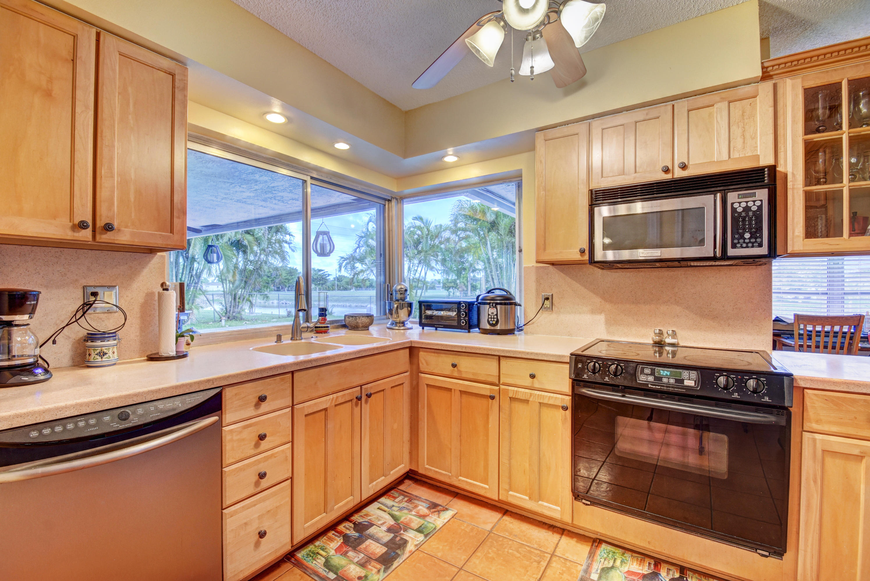 11054 Delta Circle Boca Raton, FL 33428 - Photo 9 of 24 kitchen