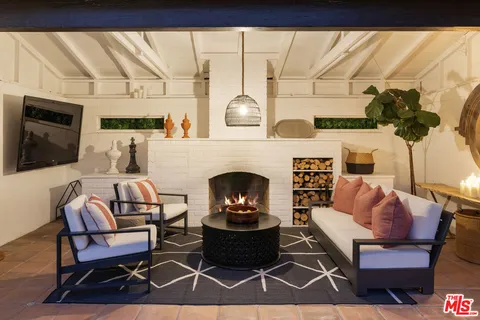 $2,699,000 | 6258 Warner Drive, Los Angeles, CA 90048