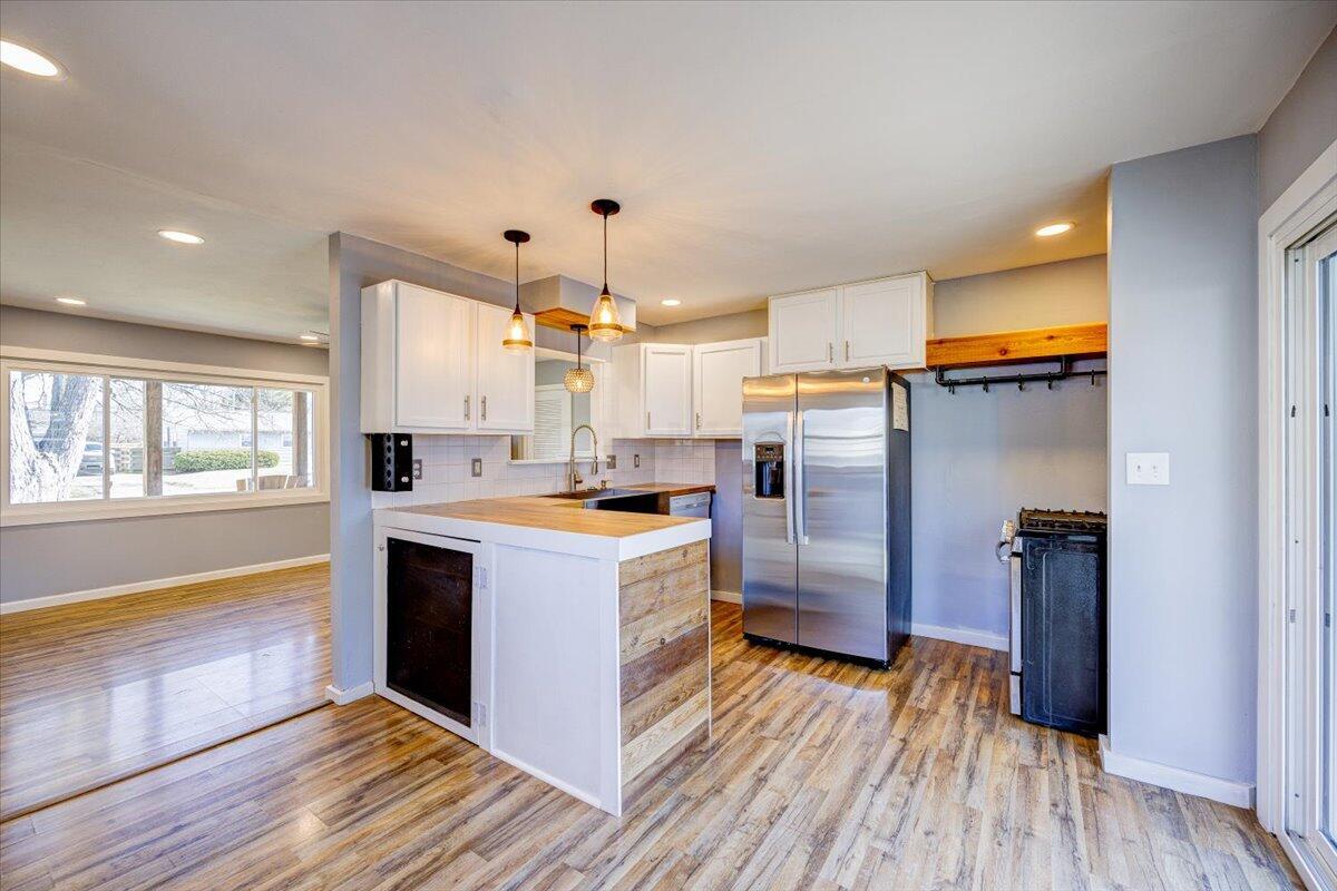 883 Sunview Road Reynoldsburg, OH 43068 - Photo 15 of 25 15-Kitchen & Dining