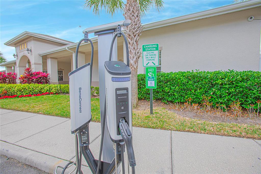 6468 South Goldenrod Road, Unit 34B Orlando, FL 32822 - Photo 33 of 34 a front view of a house with garden