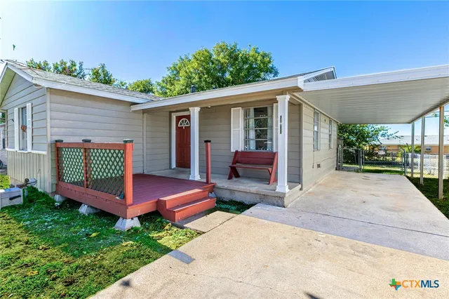 a view of a house with backyard and a garden