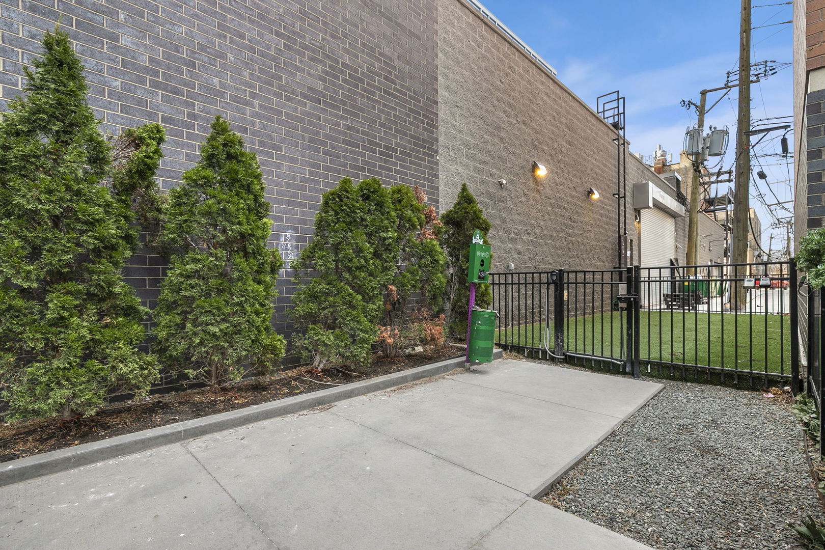 1648 West Division Street, Unit 703 Chicago, IL 60622 - Photo 35 of 41 a view of a garden with a brick wall