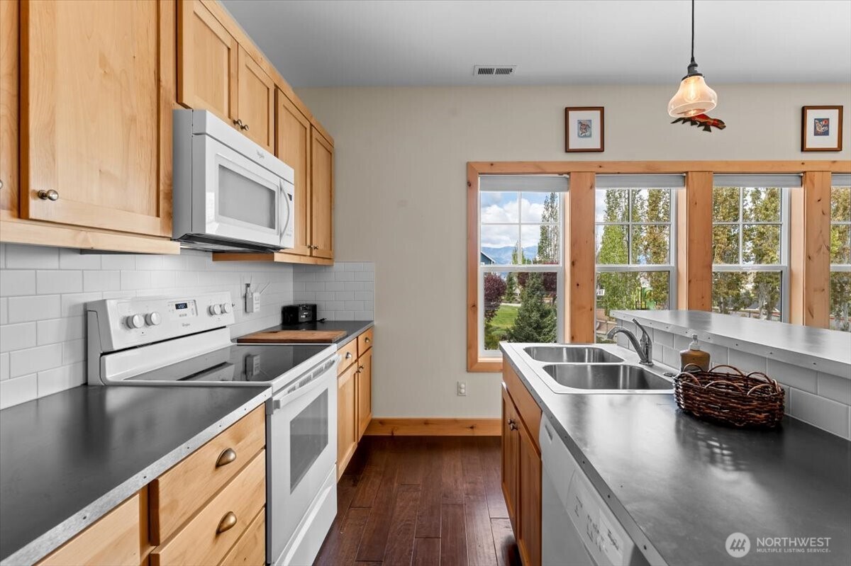 108 Jackrabbit Lane Chelan, WA 98816 - Photo 29 of 40 a kitchen with stainless steel appliances granite countertop a sink and a stove