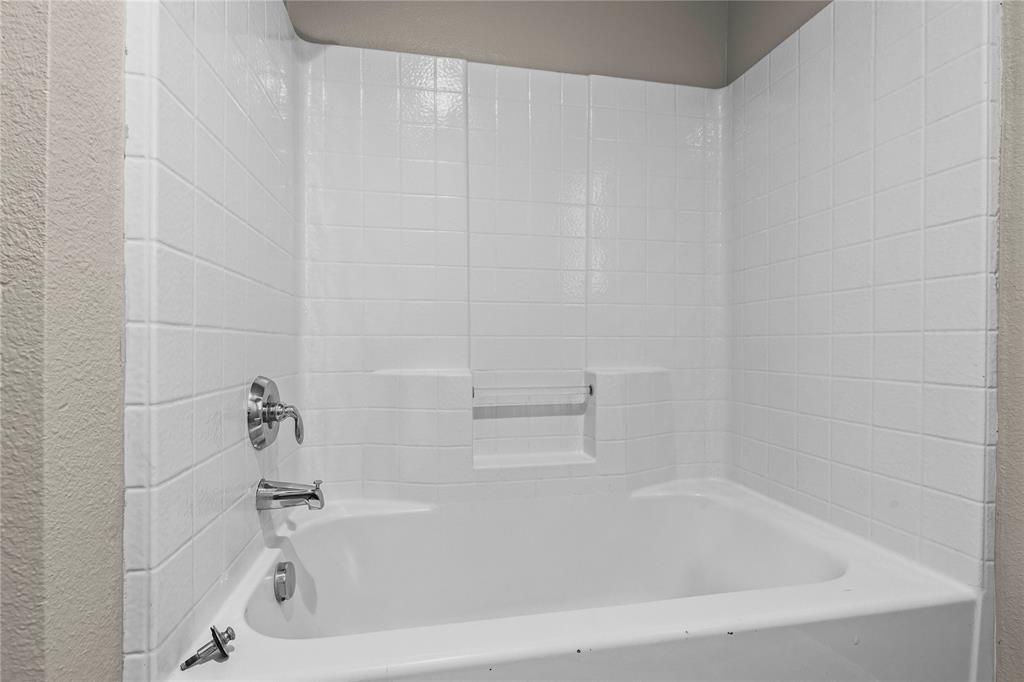 2723 Parsons Street Dallas, TX 75215 - Photo 15 of 28 a bathroom with a bathtub