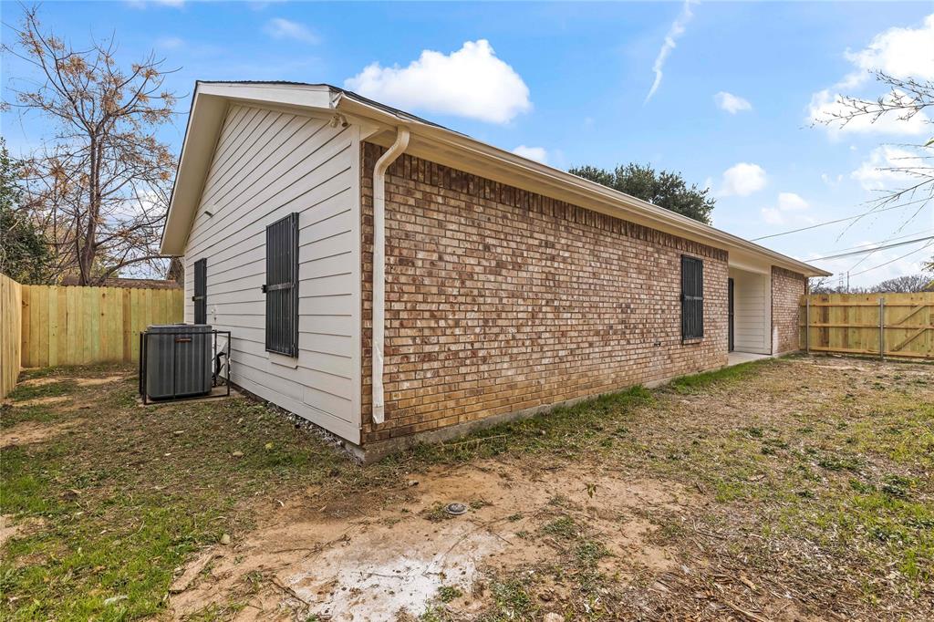 2723 Parsons Street Dallas, TX 75215 - Photo 27 of 28 a view of a backyard